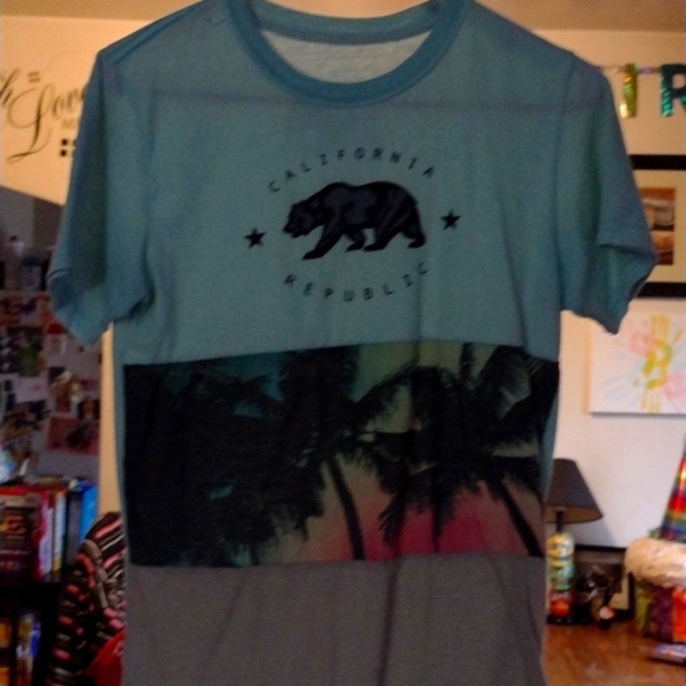 California Republic t shirt with palm trees in middle